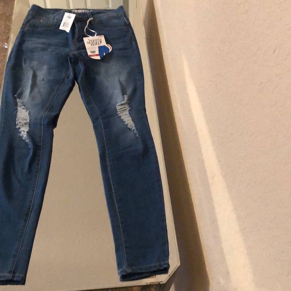 NWT YMI “Wanna Betta Butt?” High rise ripped jeans